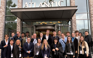 Die Teilnehmenden stehen vor dem Atlantic Hotel in Kiel, in dem dieses Jahr die BSSSC Jahreskonferenz stattgefunden hat.